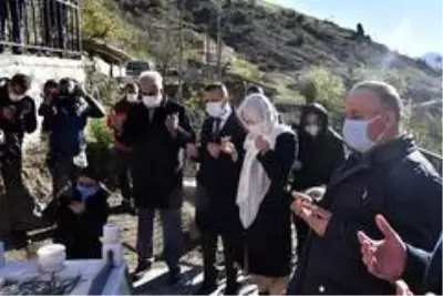 Son dakika haber... Necmettin öğretmenin kabrinde 24 Kasım 4. kez buruk geçti Son dakika haber... Necmettin öğretmenin kabrinde 24 Kasım 4. kez buruk geçti