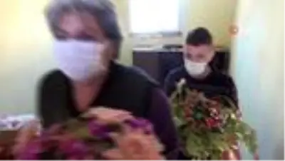 Öğrencileri 'Çiçek Hoca'yı çiçeksiz bırakmadılar Öğrencileri 'Çiçek Hoca'yı çiçeksiz bırakmadılar