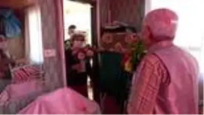 Öğrencileri 'Çiçek Hoca'yı çiçeksiz bırakmadılar Öğrencileri 'Çiçek Hoca'yı çiçeksiz bırakmadılar
