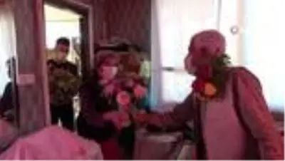 Öğrencileri 'Çiçek Hoca'yı çiçeksiz bırakmadılar Öğrencileri 'Çiçek Hoca'yı çiçeksiz bırakmadılar