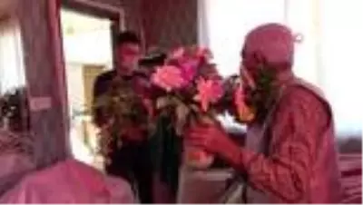 Öğrencileri 'Çiçek Hoca'yı çiçeksiz bırakmadılar Öğrencileri 'Çiçek Hoca'yı çiçeksiz bırakmadılar