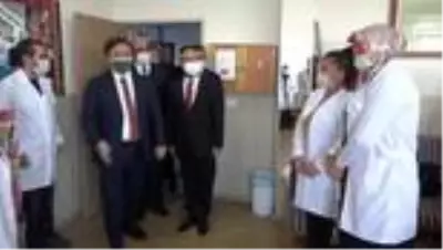 Öğretmen vali, okullarda öğretmenlerin gününü kutlayarak lavanta dikti Öğretmen vali, okullarda öğretmenlerin gününü kutlayarak lavanta dikti