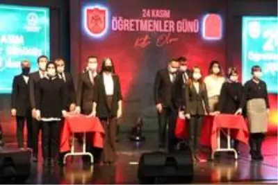Öğretmenlere sürpriz doğum günü kutlaması Öğretmenlere sürpriz doğum günü kutlaması