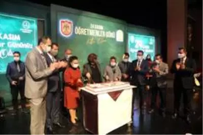 Öğretmenlere sürpriz doğum günü kutlaması Öğretmenlere sürpriz doğum günü kutlaması
