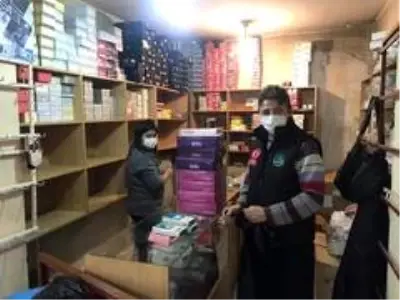 Ölen amcasının dükkanındaki giysileri hayır kurumlarına bağışladı Ölen amcasının dükkanındaki giysileri hayır kurumlarına bağışladı