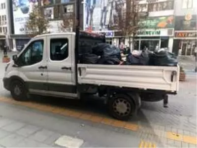 Ölen amcasının dükkanındaki giysileri hayır kurumlarına bağışladı Ölen amcasının dükkanındaki giysileri hayır kurumlarına bağışladı