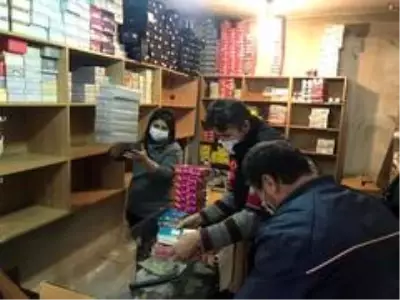 Ölen amcasının dükkanındaki giysileri hayır kurumlarına bağışladı Ölen amcasının dükkanındaki giysileri hayır kurumlarına bağışladı