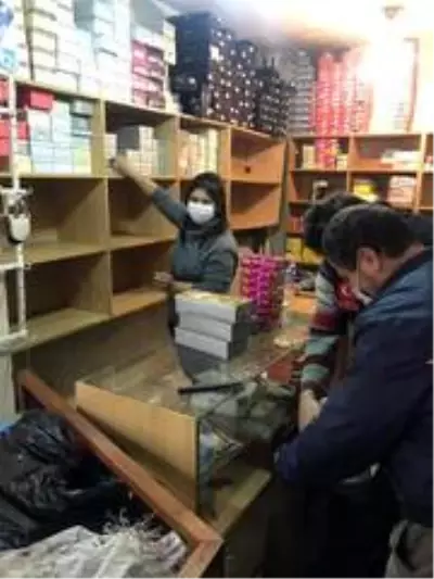 Ölen amcasının dükkanındaki giysileri hayır kurumlarına bağışladı Ölen amcasının dükkanındaki giysileri hayır kurumlarına bağışladı
