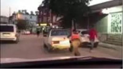 Önce otomobili itti, sonra bagajına oturarak yolculuk yaptı Önce otomobili itti, sonra bagajına oturarak yolculuk yaptı