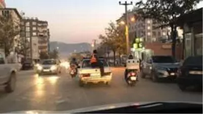 Önce otomobili itti, sonra bagajına oturarak yolculuk yaptı Önce otomobili itti, sonra bagajına oturarak yolculuk yaptı