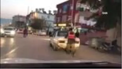 Önce otomobili itti, sonra bagajına oturarak yolculuk yaptı Önce otomobili itti, sonra bagajına oturarak yolculuk yaptı