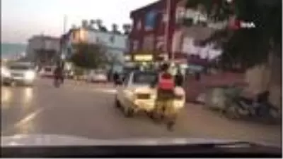 Önce otomobili itti, sonra bagajına oturarak yolculuk yaptı Önce otomobili itti, sonra bagajına oturarak yolculuk yaptı
