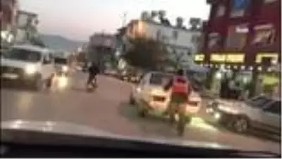Önce otomobili itti, sonra bagajına oturarak yolculuk yaptı Önce otomobili itti, sonra bagajına oturarak yolculuk yaptı