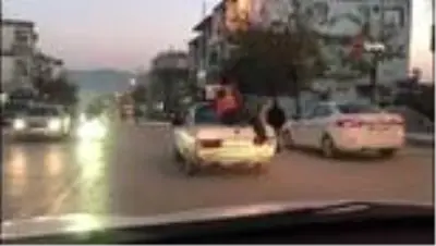 Önce otomobili itti, sonra bagajına oturarak yolculuk yaptı Önce otomobili itti, sonra bagajına oturarak yolculuk yaptı