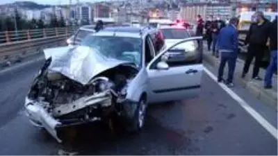 Otomobille çarpışan minibüs devrildi; 1 yaralı Otomobille çarpışan minibüs devrildi; 1 yaralı