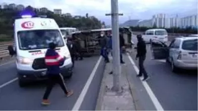 Otomobille çarpışan minibüs devrildi; 1 yaralı Otomobille çarpışan minibüs devrildi; 1 yaralı