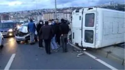 Otomobille çarpışan minibüs devrildi; 1 yaralı Otomobille çarpışan minibüs devrildi; 1 yaralı