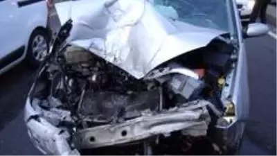 Otomobille çarpışan minibüs devrildi; 1 yaralı Otomobille çarpışan minibüs devrildi; 1 yaralı