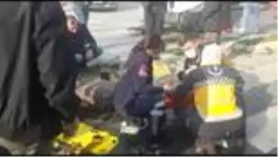 Otomobiller çarpıştı, yolun karşısına geçmek isteyen yaşlı adam direğin altında kaldı Otomobiller çarpıştı, yolun karşısına geçmek isteyen yaşlı adam direğin altında kaldı