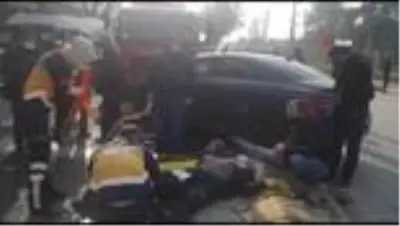 Otomobiller çarpıştı, yolun karşısına geçmek isteyen yaşlı adam direğin altında kaldı Otomobiller çarpıştı, yolun karşısına geçmek isteyen yaşlı adam direğin altında kaldı