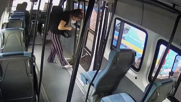 Numarasını alana kadar yolcu kadını taciz eden minibüs şoförü, 'Sana ev açarım' vaadinde bulunmuş