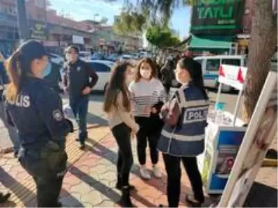Payas'ta polis kadına şiddetinin önlenmesi için broşür dağıttı Payas'ta polis kadına şiddetinin önlenmesi için broşür dağıttı