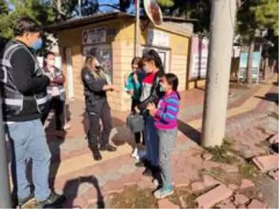 Payas'ta polis kadına şiddetinin önlenmesi için broşür dağıttı Payas'ta polis kadına şiddetinin önlenmesi için broşür dağıttı