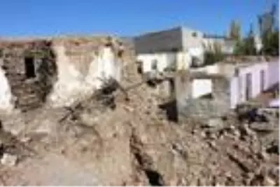 Perre Antik Kenti'nde kamulaştırılan evlerin yıkımına başlandı Perre Antik Kenti'nde kamulaştırılan evlerin yıkımına başlandı