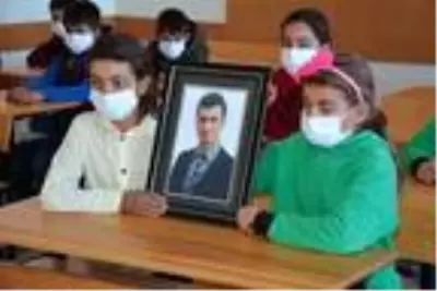 Son dakika haber... PKK'nın şehit ettiği Necmettin öğretmenin okulunda hüzünlü anma Son dakika haber... PKK'nın şehit ettiği Necmettin öğretmenin okulunda hüzünlü anma