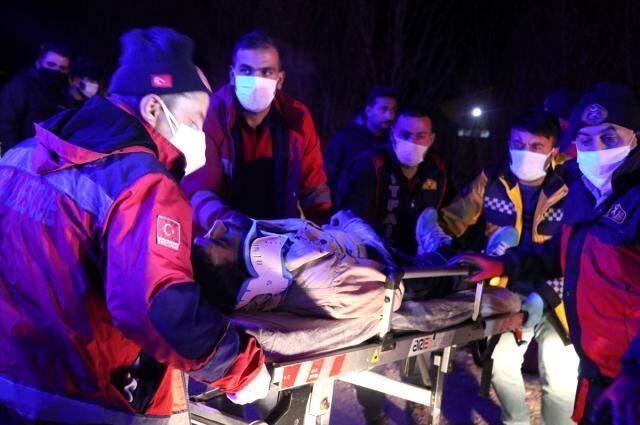Polisin 'dur' ihtarına uymayan kamyonet devrildi: 17 sığınmacı yaralandı Polisin 'dur' ihtarına uymayan kamyonet devrildi: 17 sığınmacı yaralandı
