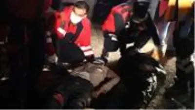 Sığınmacıları taşıyan kamyonet, polisten kaçarken devrildi: 17 yaralı Sığınmacıları taşıyan kamyonet, polisten kaçarken devrildi: 17 yaralı