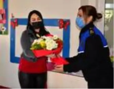 Son dakika haberi... Polisten, şehit meslektaşlarının eşi Derya öğretmene çiçek Son dakika haberi... Polisten, şehit meslektaşlarının eşi Derya öğretmene çiçek