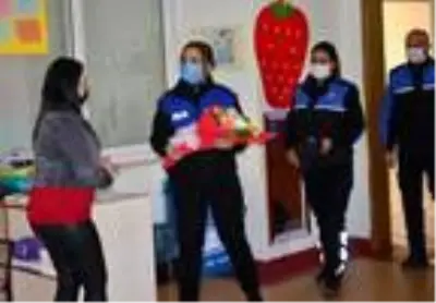 Son dakika haberi... Polisten, şehit meslektaşlarının eşi Derya öğretmene çiçek