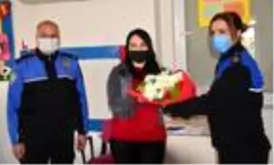 Son dakika haberi... Polisten, şehit meslektaşlarının eşi Derya öğretmene çiçek