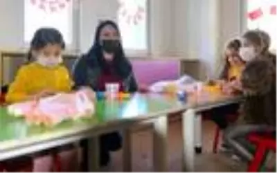 Son dakika haberi... Polisten, şehit meslektaşlarının eşi Derya öğretmene çiçek