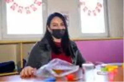 Son dakika haberi... Polisten, şehit meslektaşlarının eşi Derya öğretmene çiçek