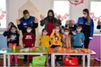 Son dakika haberi... Polisten, şehit meslektaşlarının eşi Derya öğretmene çiçek