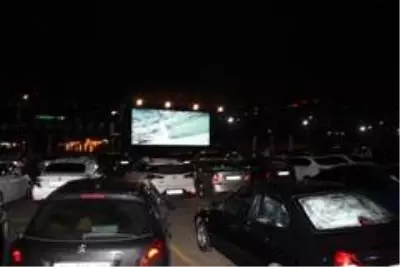Rize'de 'Arabalı Sinema' etkinliğine yoğun ilgi Rize'de 'Arabalı Sinema' etkinliğine yoğun ilgi