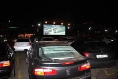 Rize'de 'Arabalı Sinema' etkinliğine yoğun ilgi Rize'de 'Arabalı Sinema' etkinliğine yoğun ilgi