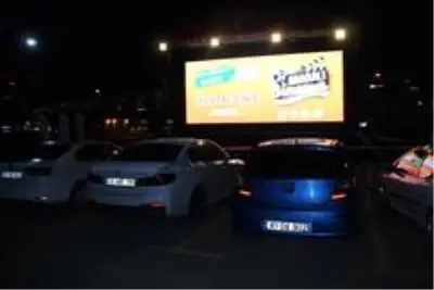 Rize'de 'Arabalı Sinema' etkinliğine yoğun ilgi Rize'de 'Arabalı Sinema' etkinliğine yoğun ilgi