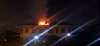 Sakarya'da bir villanın çatısında çıkan yangın paniğe neden oldu Sakarya'da bir villanın çatısında çıkan yangın paniğe neden oldu