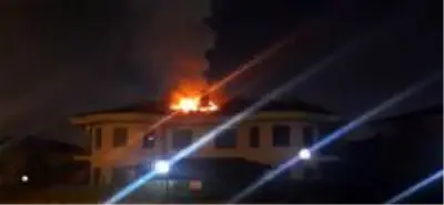 Son dakika haberi | Sakarya'da bir villanın çatısında çıkan yangın paniğe neden oldu Son dakika haberi | Sakarya'da bir villanın çatısında çıkan yangın paniğe neden oldu