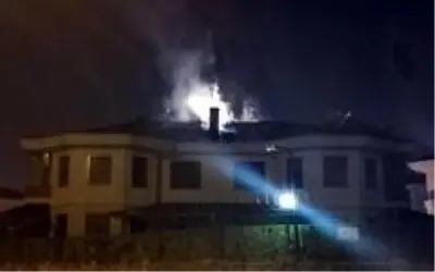 Sakarya'da bir villanın çatısında çıkan yangın paniğe neden oldu Sakarya'da bir villanın çatısında çıkan yangın paniğe neden oldu