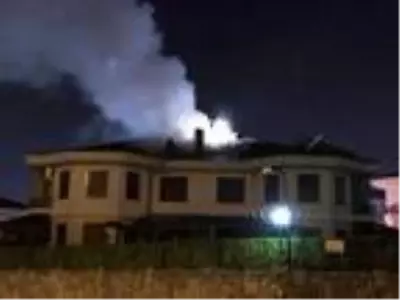 Sakarya'da sitenin çatısında çıkan yangın korkuttu Sakarya'da sitenin çatısında çıkan yangın korkuttu