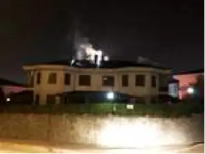 Sakarya'da sitenin çatısında çıkan yangın korkuttu Sakarya'da sitenin çatısında çıkan yangın korkuttu