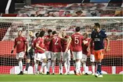 Medipol Başakşehir, UEFA Şampiyonlar Ligi H Grubu dördüncü maçında deplasmanda İngiliz ekibi Manchester United'a 4-1 yenildi. Medipol Başakşehir, UEFA Şampiyonlar Ligi H Grubu dördüncü maçında deplasmanda İngiliz ekibi Manchester United'a 4-1 yenildi.