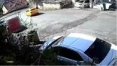 Son Dakika | Sarıyer'de taksi eve girdi - Güvenlik kamerası Son Dakika | Sarıyer'de taksi eve girdi - Güvenlik kamerası