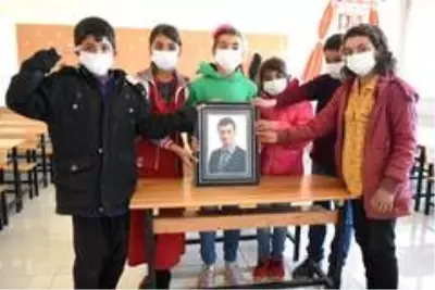 Son Dakika | Şehit Necmettin öğretmenin okulunda sevinç ve hüzün bir arada yaşandı Son Dakika | Şehit Necmettin öğretmenin okulunda sevinç ve hüzün bir arada yaşandı
