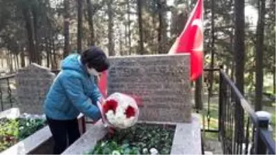 Şehit öğretmen mezarı başında anıldı Şehit öğretmen mezarı başında anıldı