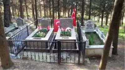 Şehit öğretmen mezarı başında anıldı Şehit öğretmen mezarı başında anıldı